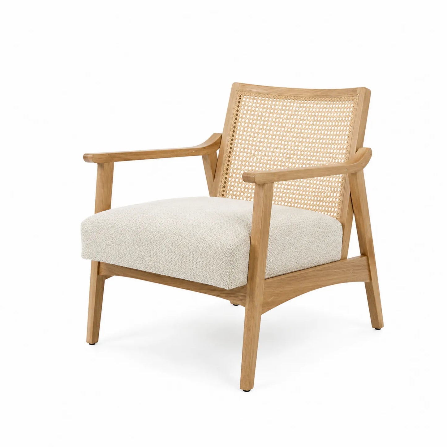 Silla de madera con respaldo de rejilla y cojín beige