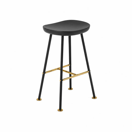 Taburete de metal negro con detalles dorados y asiento curvado